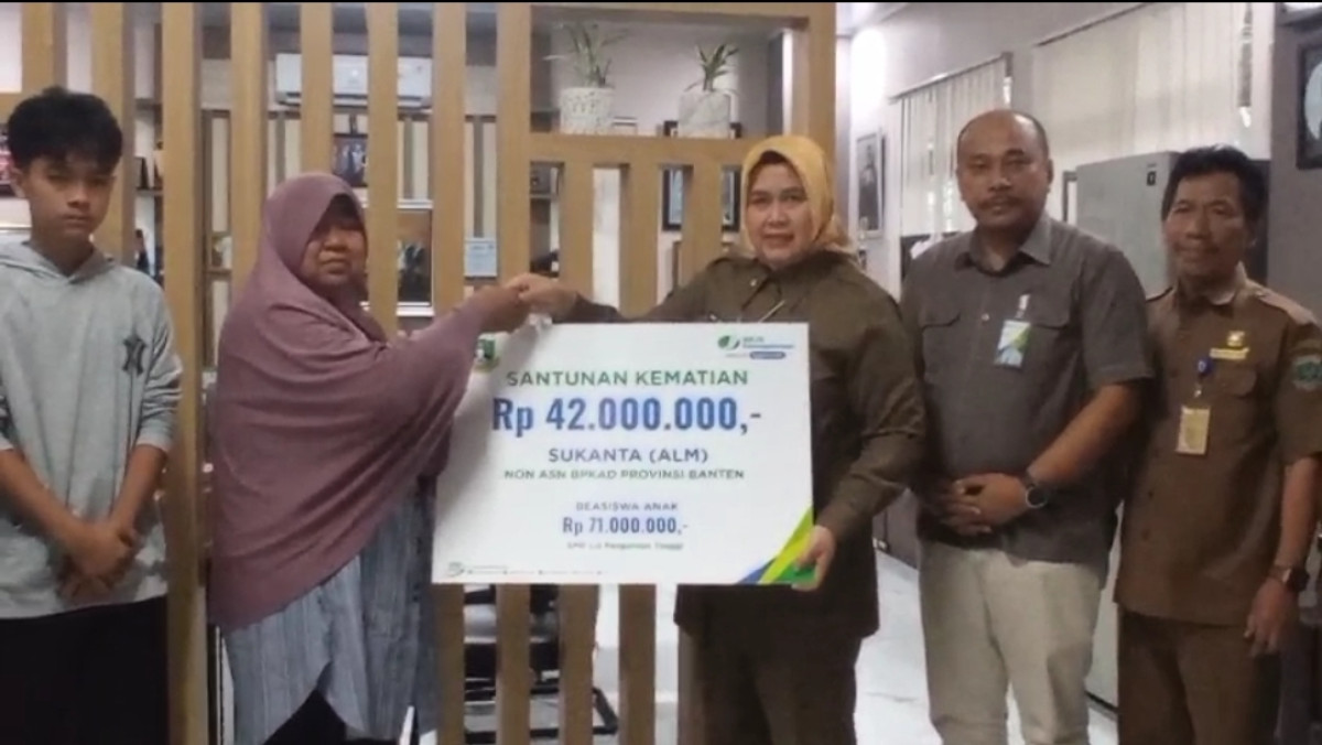 BPJS Ketenagakerjaan Serahkan Santunan Kematian dan Beasiswa untuk Ahli Waris Non-ASN BPKAD Banten
