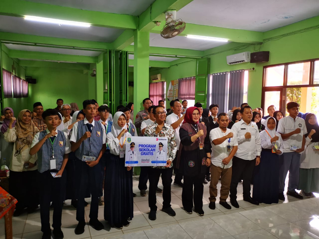 Kepala BPKAD Banten Serahkan Buku Rekening ke Siswa SMK Swasta di Lebak, Pastikan Program Sekolah Gratis Terlaksana