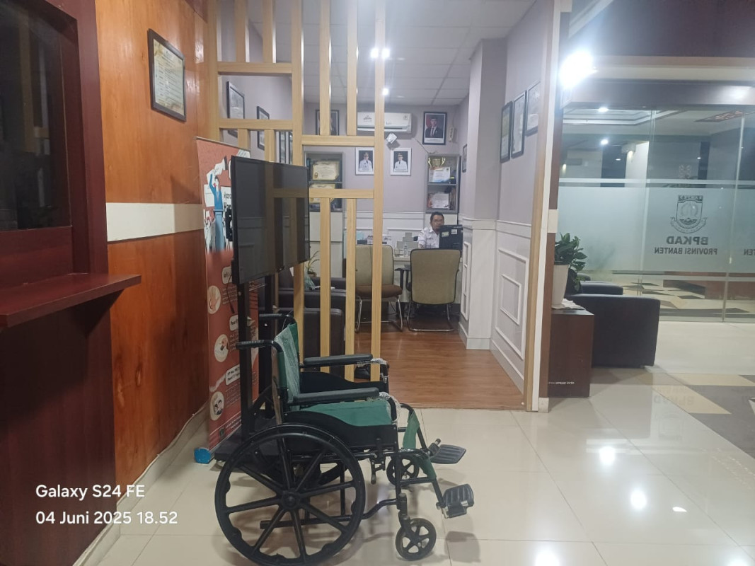 PPID BPKAD Provinsi Banten Sediakan Kursi Roda untuk Tingkatkan Aksesibilitas Pelayanan Publik