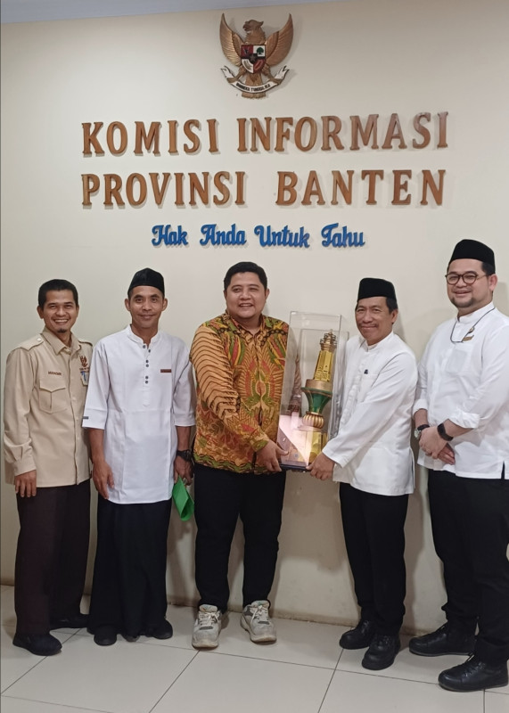 BPKAD Provinsi Banten Serahkan Piala Bergilir Gubernur Banten ke Komisi Informasi